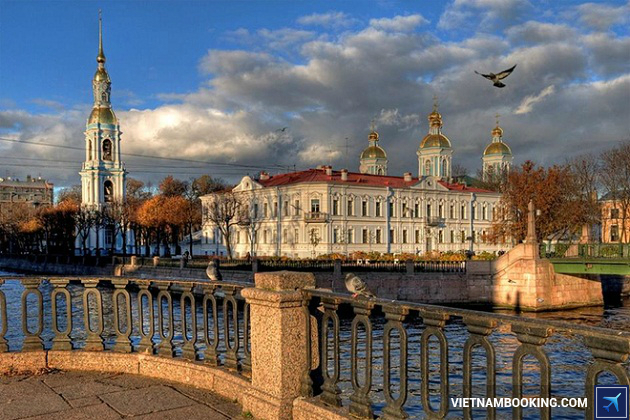 dat phong khach san du lich chau au