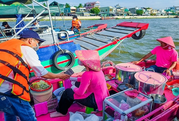 chợ nổi cái răng - bún riêu màu hồng