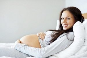 Bà bầu 3 tháng đầu đi máy bay được không?