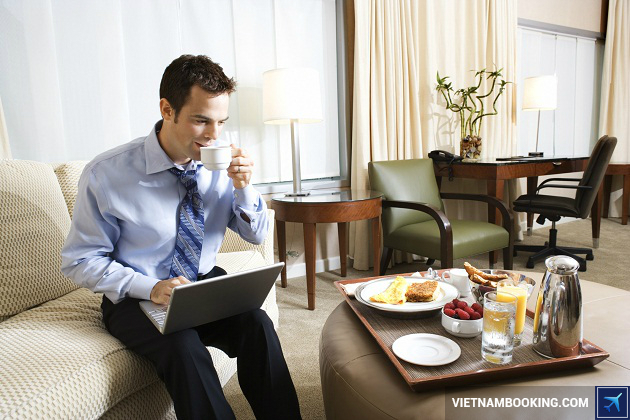 Sử dụng Wifi trong kh&aacute;ch sạn c&oacute; t&iacute;nh ph&iacute; kh&ocirc;ng