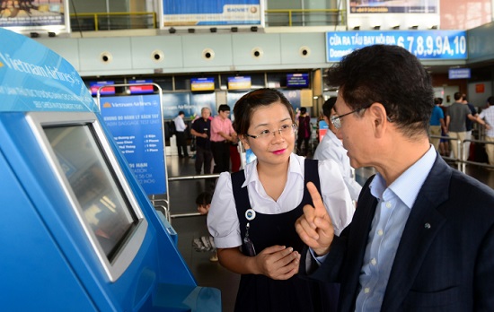 l&agrave;m thủ tục chuyến bay vietnam airlines