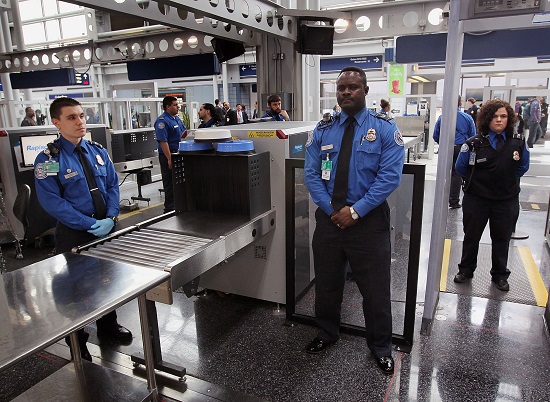 l&agrave;m thủ tục check-in bay c&aacute;c chuyến quốc tế