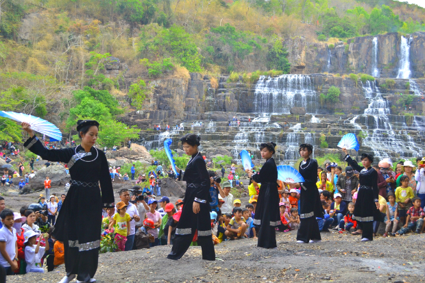 Lễ hội mùa xuân ở thác Pongour