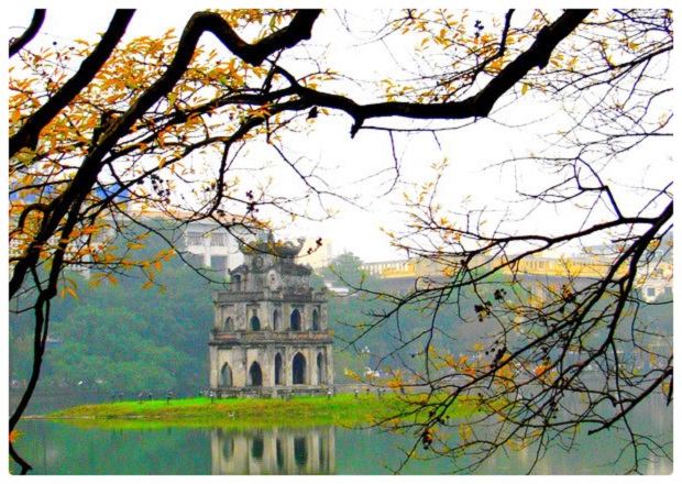 Th&aacute;p R&ugrave;a soi b&oacute;ng xuống mặt hồ trong xanh