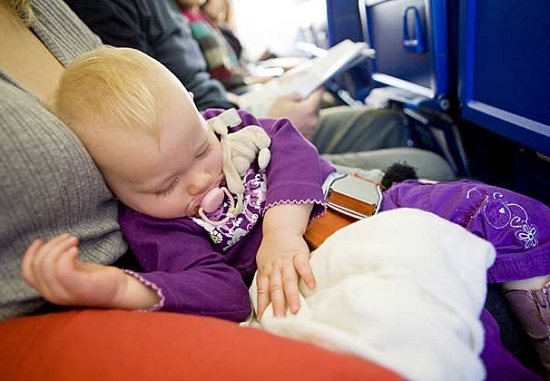 trẻ sơ sinh đi máy bay vietnam airlines
