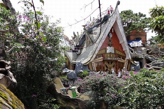 Ng&ocirc;i nh&agrave; đi&ecirc;n ở Đ&agrave; Lạt 