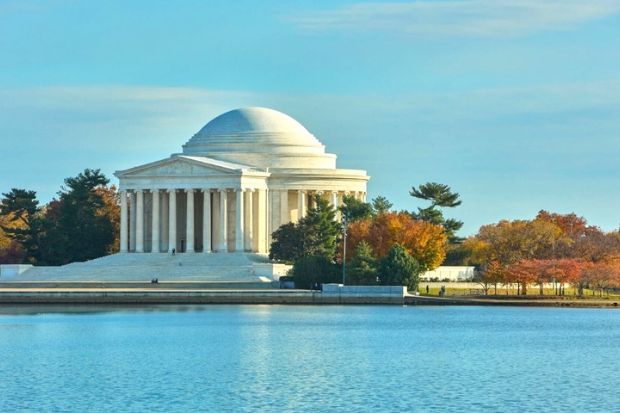 Đ&agrave;i tưởng niệm Jefferson (Jefferson Memorial) b&ecirc;n hồ Tidal Basin tại Washington, D.C.