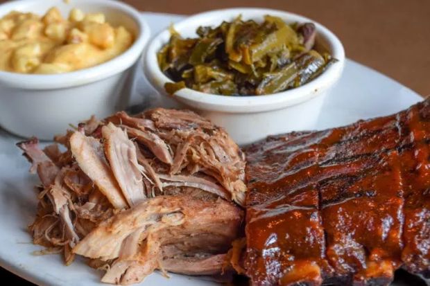 M&acirc;m BBQ kiểu miền Nam với sườn nướng, thịt heo x&eacute;, mac and cheese v&agrave; rau cải collard
