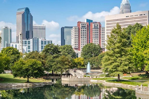 Marshall Park với khung cảnh trung tâm Charlotte phía xa Marshall Park với khung cảnh trung tâm Charlotte phía xa