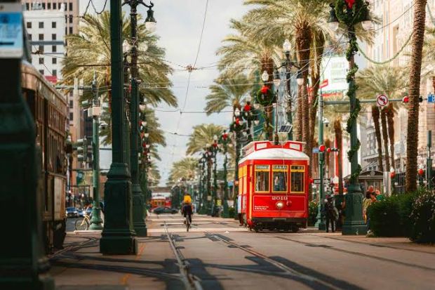 Xe điện m&agrave;u đỏ chạy dọc phố Canal, New Orleans