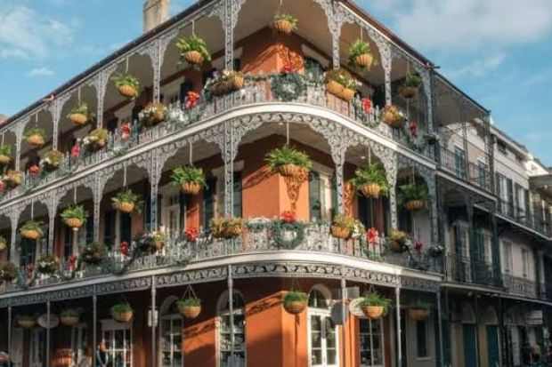 Nh&agrave; cổ với ban c&ocirc;ng sắt v&agrave; c&acirc;y xanh ở French Quarter, New Orleans