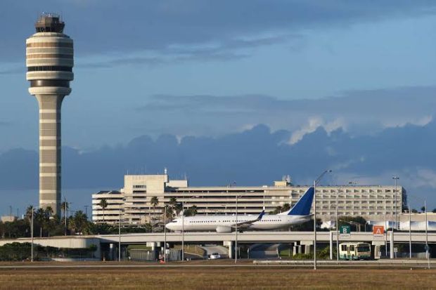 Sân bay Quốc tế Orlando (MCO) với tháp kiểm soát không lưu và các nhà ga Sân bay Quốc tế Orlando (MCO) với tháp kiểm soát không lưu và các nhà ga