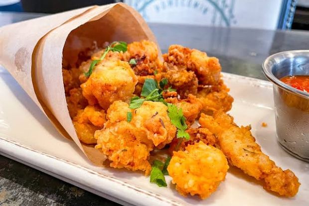 Thịt cá sấu chiên giòn ăn kèm sốt chấm tại Disney Springs, Orlando Thịt cá sấu chiên giòn ăn kèm sốt chấm tại Disney Springs, Orlando