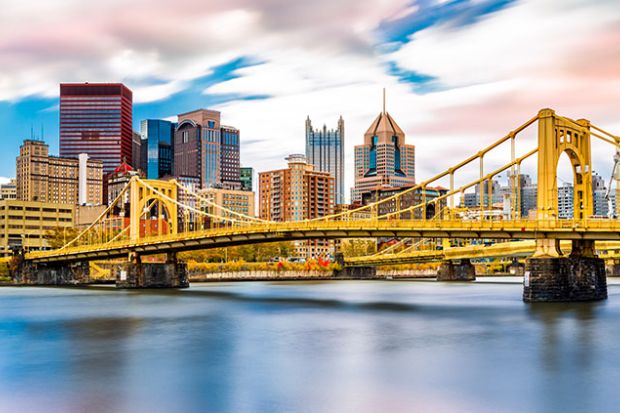 Cầu Rachel Carson bắc qua s&ocirc;ng Allegheny, Pittsburgh