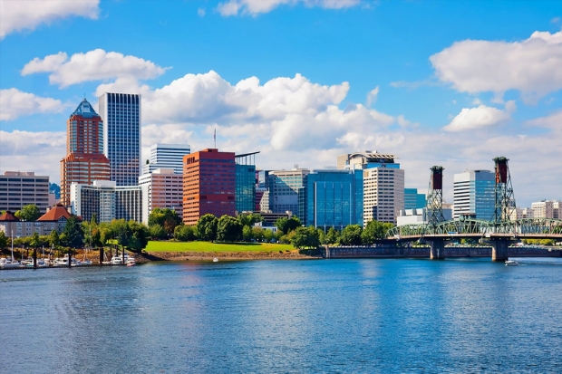 Portland, Oregon với khung cảnh đ&ocirc; thị b&ecirc;n s&ocirc;ng Willamette, nổi bật c&ugrave;ng cầu Hawthorne Bridge v&agrave; c&ocirc;ng vi&ecirc;n ven s&ocirc;ng xanh m&aacute;t