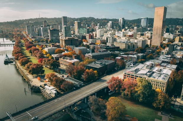 To&agrave;n cảnh Portland, Oregon với biểu tượng U.S. Bancorp Tower nổi bật giữa khu trung t&acirc;m th&agrave;nh phố xanh m&aacute;t b&ecirc;n s&ocirc;ng Willamette