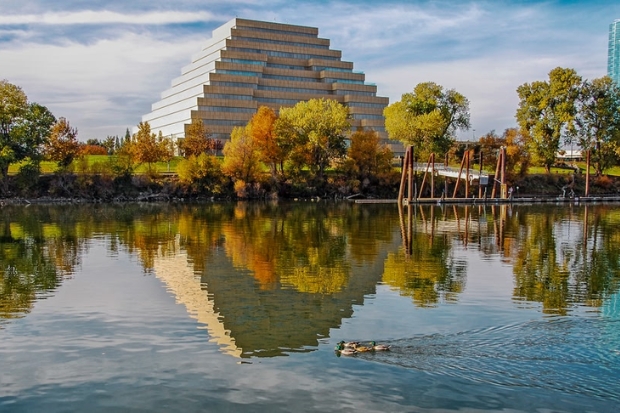 T&ograve;a nh&agrave; The Ziggurat b&ecirc;n bờ s&ocirc;ng Sacramento
