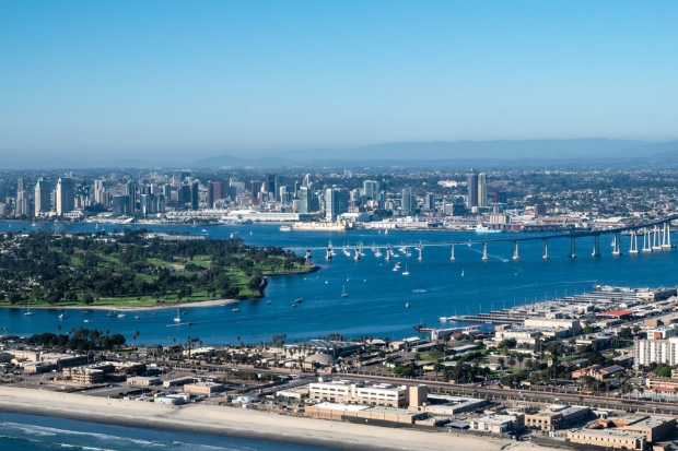 To&agrave;n cảnh trung t&acirc;m th&agrave;nh phố San Diego nổi bật với cầu Coronado &ndash; biểu tượng kiến tr&uacute;c nối liền đất liền v&agrave; đảo Coronado