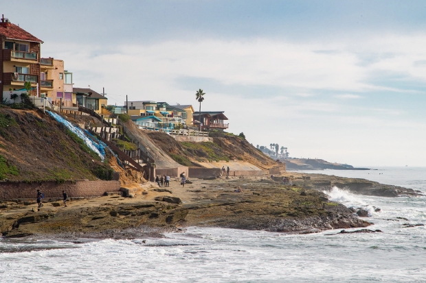 Bờ biển Ocean Beach với những v&aacute;ch đ&aacute; ven biển đặc trưng của th&agrave;nh phố San Diego, California