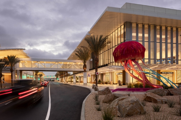 Nh&agrave; ga Terminal 1 mới tại S&acirc;n bay Quốc tế San Diego (SAN) với t&aacute;c phẩm đi&ecirc;u khắc "RISE" nổi bật