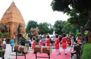 Rinh vé giá rẻ đi Nha Trang tháng 4 – tham dự lễ hội Tháp Bà độc đáo