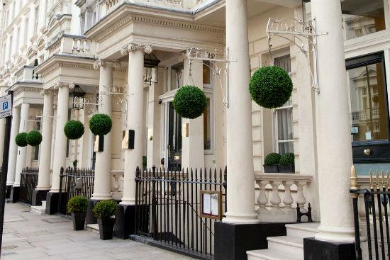 tim phong khach san gia re