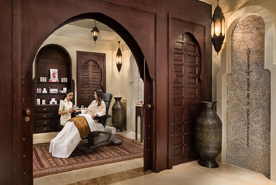 ve may bay hang american airlines di Abu Dhabi