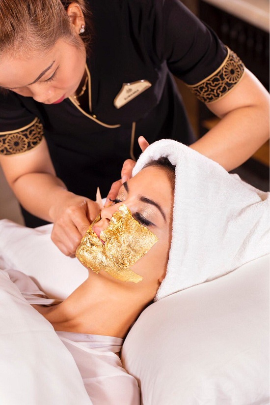 Đắp mặt nạ vàng tại khách sạn 8 sao Dubai