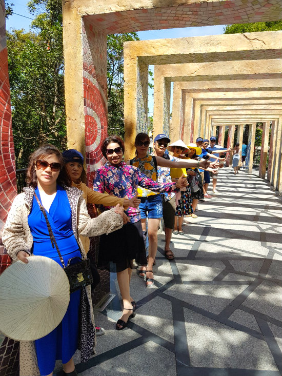 Đoàn khách của công ty du lịch Vietnam Booking đi tour Bà Nà