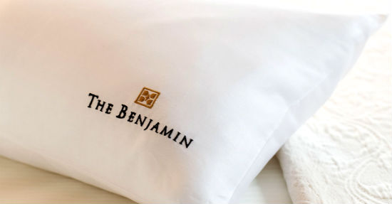 dat phong khach san gia re