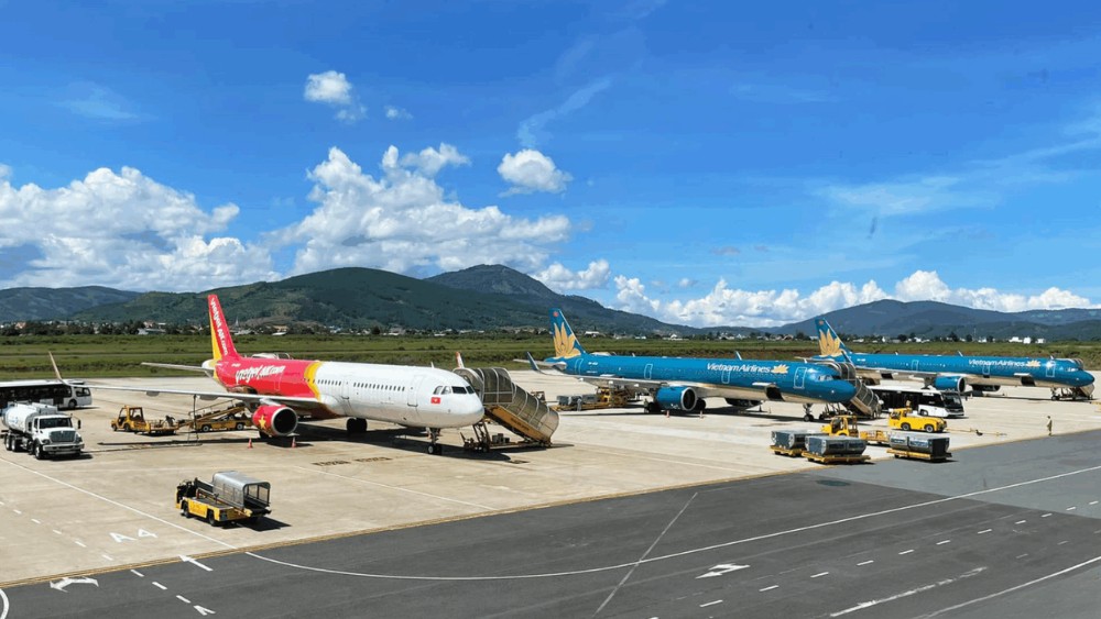 m&aacute;y bay Vietjet Air v&agrave; Vietnam Airlines tại s&acirc;n bay li&ecirc;n khương đ&agrave; lạt