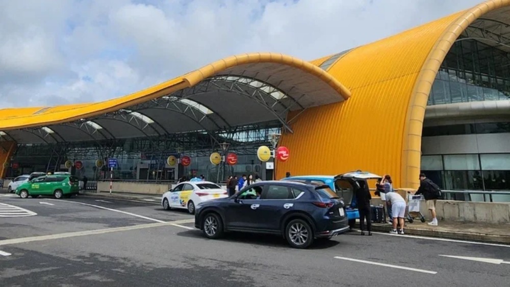 sảnh đ&oacute;n taxi va xe bus tại cảng h&agrave;ng kh&ocirc;ng quốc tế li&ecirc;n khương đ&agrave; lạt