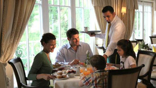 dat phong khach san gia re