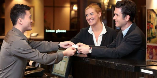 Khách nước ngoài check in khách sạn