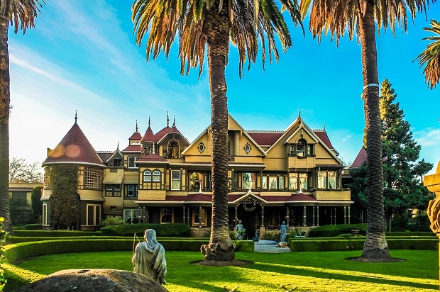 Winchester Mystery House l&agrave; điểm tham quan nổi tiếng ở San Jose với kiến tr&uacute;c độc đ&aacute;o v&agrave; lịch sử đầy b&iacute; ẩn 