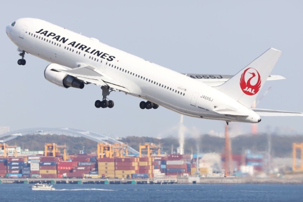 Logo c&aacute;nh hạc đỏ (Tsurumaru) đặc trưng tr&ecirc;n đu&ocirc;i m&aacute;y bay Japan Airlines