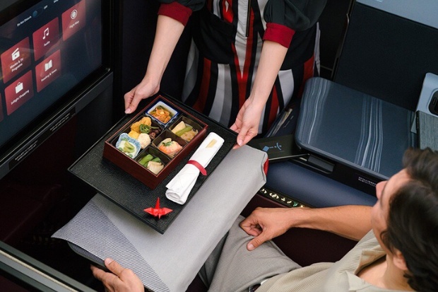 Suất ăn khay chuẩn vị Nhật Bản được phục vụ tr&ecirc;n chuyến bay của Japan Airlines