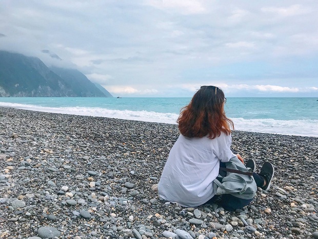 Một bãi biển bí mật được bác tài xế chở đi, ban đầu cả đám ngạc nhiên vì thấy tại sao bác tài lại quẹo một con đường mòn nhỏ, vắng vẻ, lúc đấy sợ bị bắt cóc. Ai ngờ đi xuống, một vòm đá hình vòng cung hiện ra, mở ra cảnh bãi biển đẹp tuyệt.. và điều tuyệt vời hơn là chỉ có duy nhất chúng mình ở đó