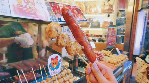 Quán xúc xích nổi tiếng của 1 cô ở Jiufen, bạn cứ đi theo khu Jiufen là thấy 1 cô tóc xoăn đen, đeo 1 cái nơ to đùng trên đầu, bán xúc xích rất dễ thương. Chất lượng ngon khỏi bàn