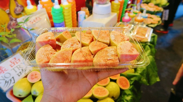 Ổi Đài Loan ngon lắm các bạn ơi, mình thấy trái cây ở Đài Loan nhìn chung rất ngon, trái nào cũng to và chất lượng hết 