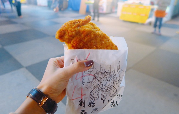 Gà chiên Đài Loan - món này không thể bỏ qua, cứ tưởng không có gì đặc biệt nhưng ăn vào là ghiền ngay