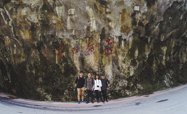 Cuối đường Taroko Swallow Grotto Trail, bác tài xế đòi chụp cho chúng mình một tấm làm kỉ niệm 