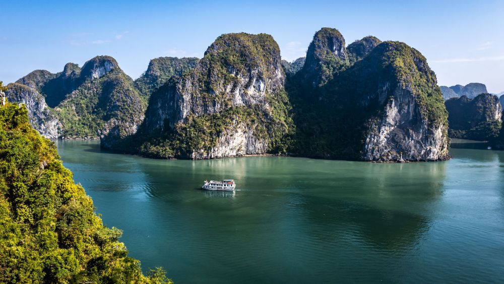 ​Vịnh Hạ Long hấp dẫn du khách trong và ngoài nước cảnh săc thiên nhiên hữu tình, độc đáo