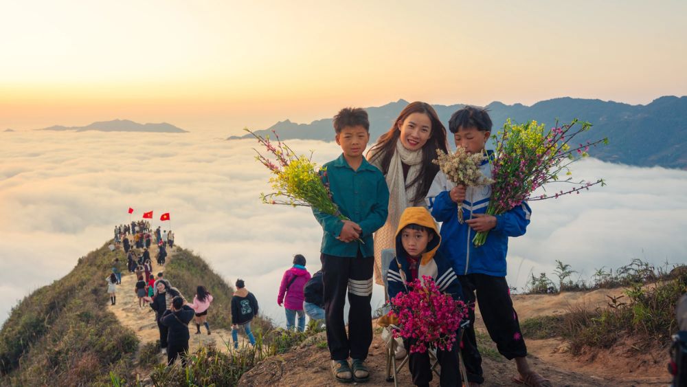 Tà Xùa khiến du khách không khỏi đắm say trước những dãy núi hùng vĩ và biển mây bao la