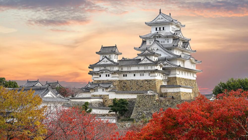 tour-du-lich-nhat-ban-6 Lâu đai Himeji thu hút nhiều du khách đến check-in bởi kiến trúc độc đáo, ấn tượng không thể rời mắt