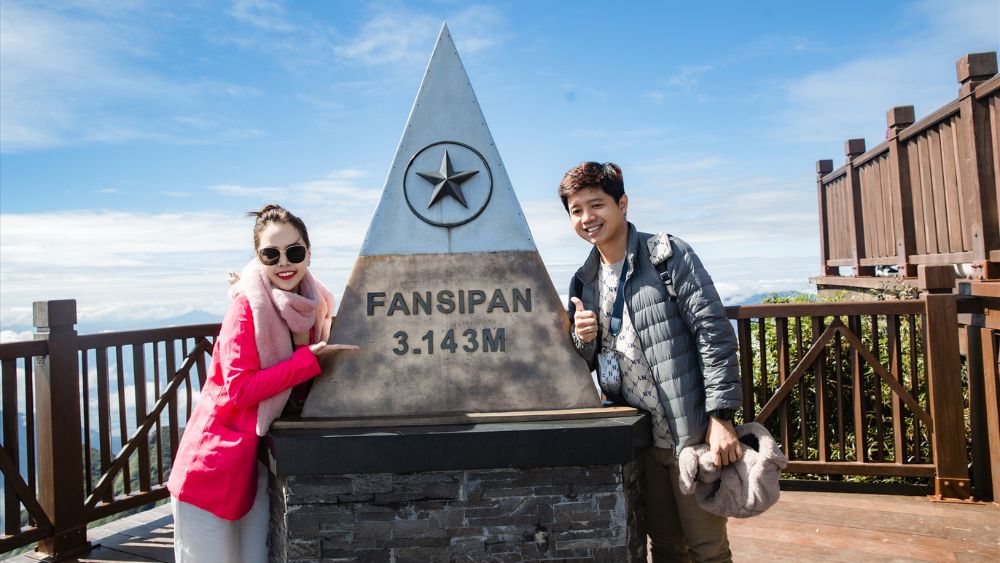 Đỉnh Fansipan gây ấn tượng với cảnh quan ngoạn mục, kỳ vĩ