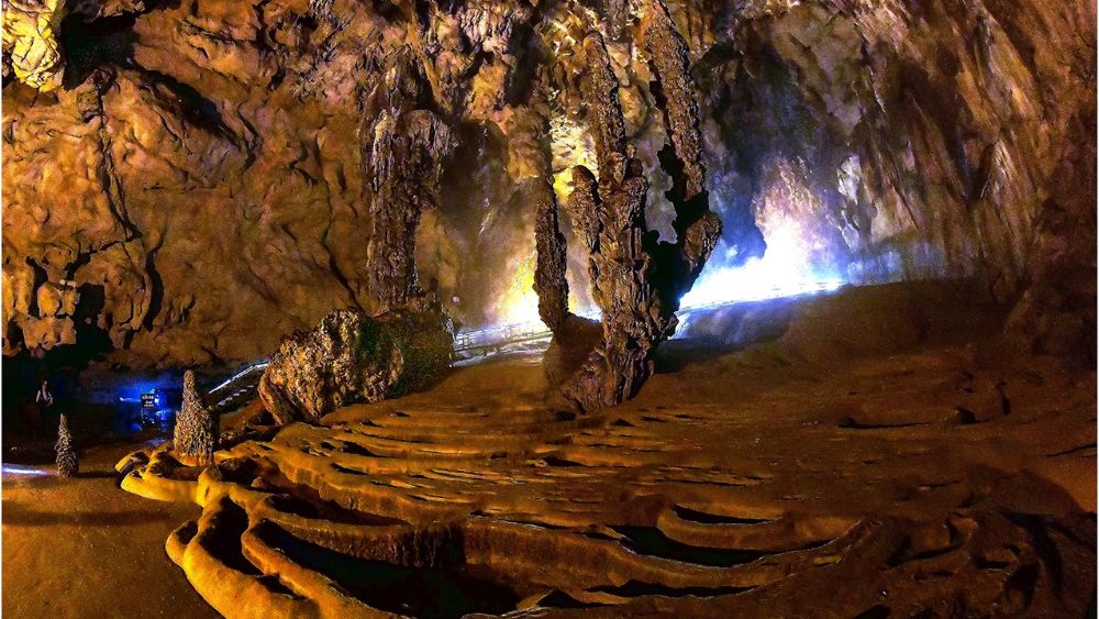Khám phá vẻ đẹp huyền bí của động Ngườm Ngao