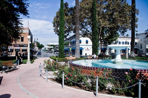 Đ&agrave;i phun nước tại Plaza Park, Old Towne Orange, Orange County