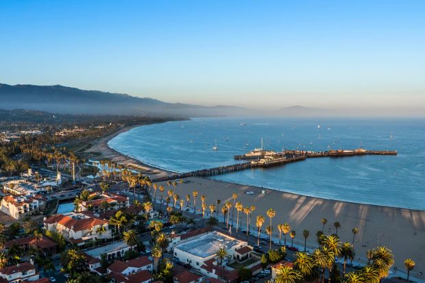 Cầu cảng Stearns Wharf v&agrave; b&atilde;i biển West Beach - Biểu tượng của Santa Barbara, California