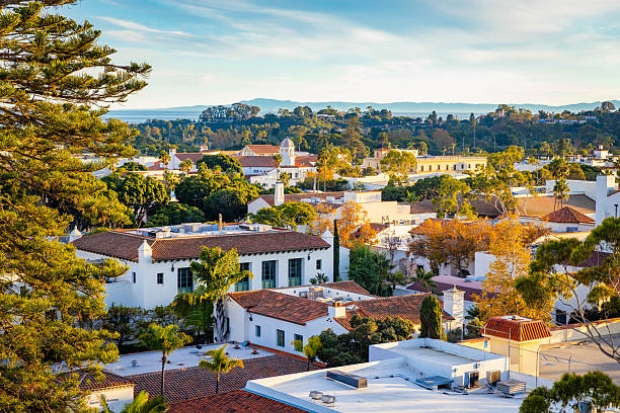 T&ograve;a &aacute;n hạt Santa Barbara - C&ocirc;ng tr&igrave;nh kiến tr&uacute;c T&acirc;y Ban Nha nổi bật giữa trung t&acirc;m th&agrave;nh phố Santa Barbara, California